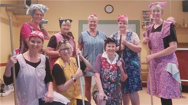 Mehrere Frauen in Putzzeug.