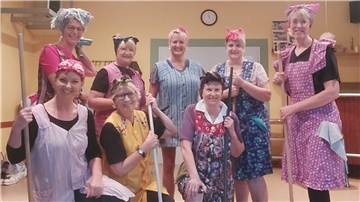 Mehrere Frauen in Putzzeug.