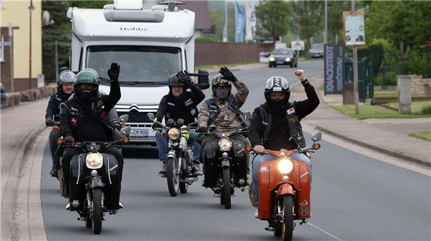 Moped-Gruppe startet Benefizfahrt nach Barcelona Die Moped-Gruppe „Heinser Fittschen“ ist zu Beginn ihrer Benefizfahrt nach Barcelona auf einer Ortsdurchfahrt unterwegs.