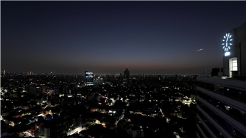 Die Morgendämmerung bricht über Mexiko-Stadt an.