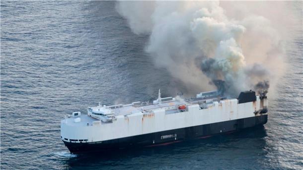 Großbrand auf See: Frachter „Morning Midas“ mit 3.000 Fahrzeugen gesunken Autotransporter in Flammen: Die „Morning Midas“ hatte rund 3.000 Autos und 300 Tonnen Schweröl an Bord. Nach einem Feuer sank das Schiff in internationalen Gewässern des Nordpazifiks.