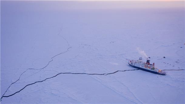 Die Mosaic-Expedition wird für drei Wochen ausgesetzt. Die „Polarstern“ muss die Motoren wieder anstellen anstatt sich mit der Eisscholle driften zu lassen.