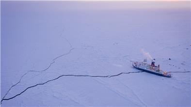 Die Mosaic-Expedition wird für drei Wochen ausgesetzt. Die „Polarstern“ muss die Motoren wieder anstellen anstatt sich mit der Eisscholle driften zu lassen.