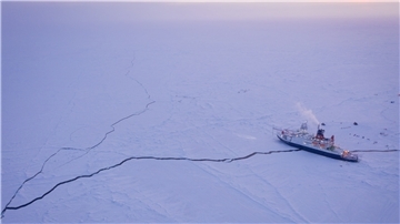 Die Mosaic-Expedition wird für drei Wochen ausgesetzt. Die „Polarstern“ muss die Motoren wieder anstellen anstatt sich mit der Eisscholle driften zu lassen.
