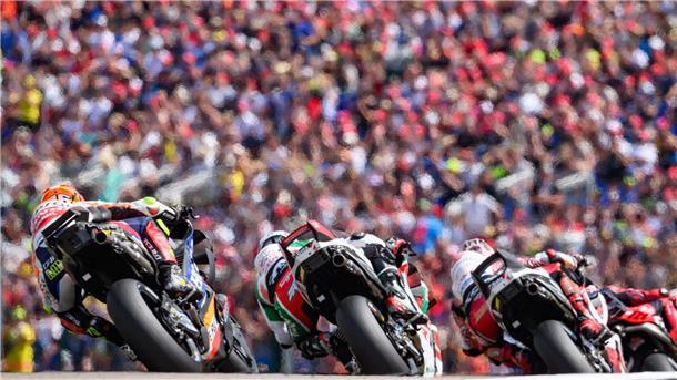 Die MotoGP-Piloten begeistern die Massen am Sachsenring.