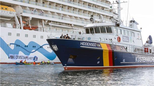 Kreuzfahrtschiff startet nach Klima-Blockade mit Verspätung Die MS Hiddensee der Küstenwache im Hafen von Rostock-Warnemünde.