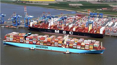 Die „MSC Isabella“ liegt bereits an der Kaje, die „Mayview Maersk“ kommt voll beladen aus China.