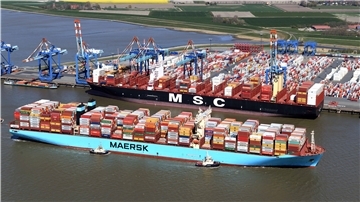 Die „MSC Isabella“ liegt bereits an der Kaje, die „Mayview Maersk“ kommt voll beladen aus China.