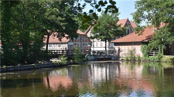 Heimat-Check enthüllt: Wo Sittensen punktet und wo es hapert Ein Ensemble historischer Gebäude am Ufer eines Mühlenteiches.