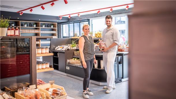 Die Mühlenbeck-Geschäftsführer Stefanie und Jan-Peter Mehring bieten neben eigenen Wurst- und Fleischwaren künftig Grundnahrungsmittel aus der Region an, vom Gemüse bis zu Milchprodukten der Molkerei Hasenfleet.