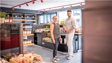 Die Mühlenbeck-Geschäftsführer Stefanie und Jan-Peter Mehring bieten neben eigenen Wurst- und Fleischwaren künftig Grundnahrungsmittel aus der Region an, vom Gemüse bis zu Milchprodukten der Molkerei Hasenfleet.