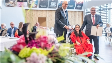 „Die Müllfischer waren 40 Jahre lang viel mehr als ein ehrenamtliches Kabarett, sie waren eine institutionalisierte politische Opposition“: Launig verliehen am Freitag, den 13., Bremens Regierungschef Andreas Bovenschulte und Oberbürgermeister Melf Grantz das Bundesverdienstkreuz am Bande an „Müfi“-Gründerin Helene Daiminger.