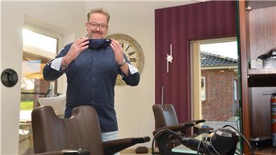 Ein Mann in einem Zimmer.