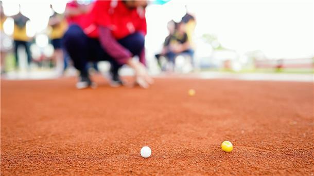 „SV Murmel 001“ gewinnt Murmel-Meisterschaft Die Murmeln müssen in das Loch (eine Kuhle) auf dem drei Mal sechs Meter großen Feld befördert werden.