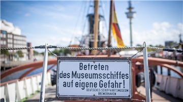Sperrschild an der Reling eines Museumsschiffes