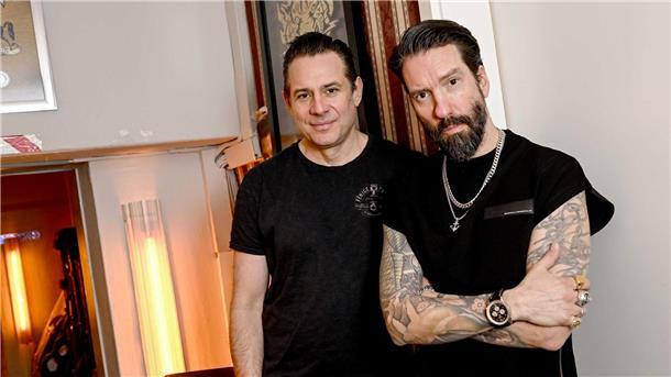 Die Musiker Alec Völkel alias „Boss Burns“ (r) und Sascha Vollmer alias „Hoss Power“ der Band The BossHoss.