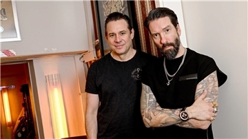 Die Musiker Alec Völkel alias „Boss Burns“ (r) und Sascha Vollmer alias „Hoss Power“ der Band The BossHoss.