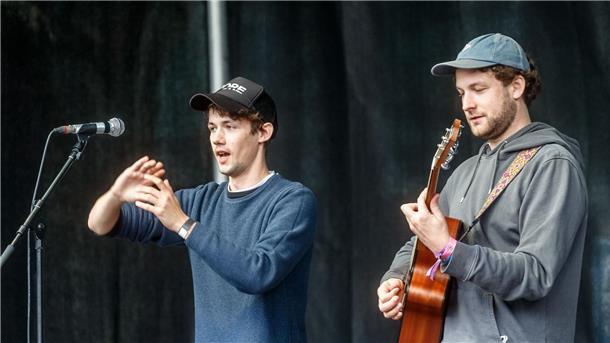 AnnenMayKantereit finden zivilen Ungehorsam legitim Die Musiker Henning May (l) und Christpher Annnen von AnnenMayKantereit.