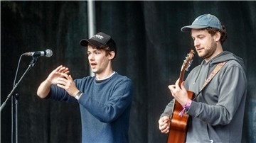 Die Musiker Henning May (l) und Christpher Annnen von AnnenMayKantereit.