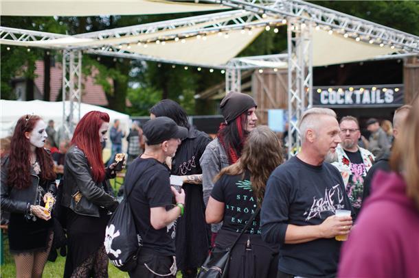 Die Musiker von Hellboulevard mischen sich unter das Festivalvolk.