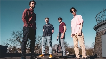 Vier Männer mit Sonnenbrillen stehen und gucken in die Kamera. Die Musiker von Maracutaia verbinden südamerikanische Rhythmen mit jazziger Leichtigkeit und zeigen auf der Bühne ihre gemeinsame Leidenschaft für brasilianische Musik. 