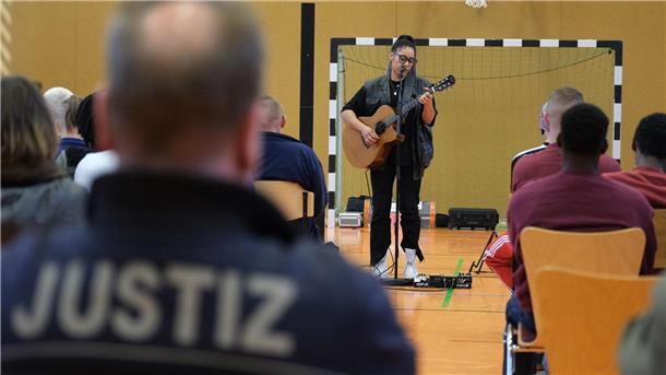 Musik machen für Gefangene Die Musikerin Diana Ezerex tritt im Gefängnis auf.