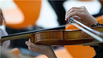 Ein Kind spielt auf einer Geige. Die Musikschule Wesermarsch steht vor großen Herausforderungen.