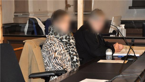 Die Mutter aus der Samtgemeinde Sottrum mit ihrer Verteidigerin beim damaligen Prozessauftakt im Herbst in Verden. Die Frau wurde am Montag freigesprochen.