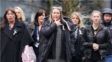 Die Mutter (M) des neunjährigen Mordopfers kommt mit Familienmitgliedern zum Manchester Crown Court.