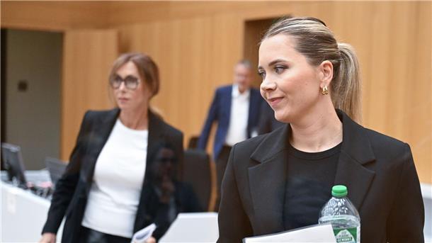 Die Mutter Petra Laur und die Schwester Eve Laur (rechts) saßen als Nebenkläger an zahlreichen Verhandlungstagen im Prozessgebäude in Stuttgart-Stammheim. (Archivbild)