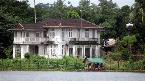 Elternhaus von Aung San Suu Kyi wird versteigert Die Mutter von Aung San Suu Kyi hatte die Villa nach der Ermordung des Vaters, General Aung San, 1947 von Birmas damaliger Regierung erhalten.