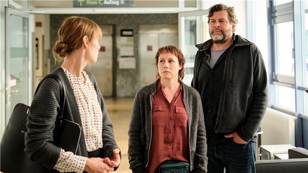 „Was wir erben“: Ein „Tatort“ um eine alte Schuld Die Mutter von Gesina Rathmann (Jenny Schily) ist gestürzt - Franziska Tobler (Eva Löbau, M) und Friedemann Berg (Hans-Jochen Wagner) ermitteln.