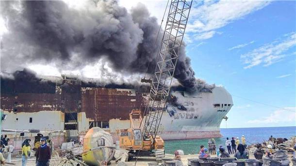 Gestrandetes Schiff fängt Feuer auf den Philippinen Die „MV Diamond Highway“ hat bei Bergungsarbeiten Feuer gefangen.