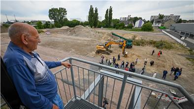 Die Nachbarn aus der Seniorenwohnanlage – unter anderem Karl-Heinz Steinmann – haben den offiziellen Spatenstich verfolgt. 233 Wohnungen, eine Krippe und ein Park vervollständigen das neue Quartier am Warrings-Park in Wulsdorf.
