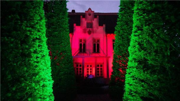 Die nächtlichen Aufführungen vor dem illuminierten Allmershaus stoßen schon jetzt auf reges Interesse.