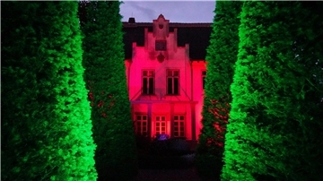 Die nächtlichen Aufführungen vor dem illuminierten Allmershaus stoßen schon jetzt auf reges Interesse.