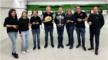 Die Namen vom Bild von Links: Christina Meyer,Lara Hellmers,Björn Ostendorf,Manfred Böning,Stefan Gloystein (Siedlerbund) Anika Schröder,Daniel Freels und Wilfried Albers