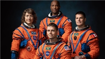 Die Nasa-Astronauten Christina Koch (l-r), Victor Glover und Reid Wiseman sowie Astronaut Jeremy Hansen von der kanadischen Weltraumbehörde.