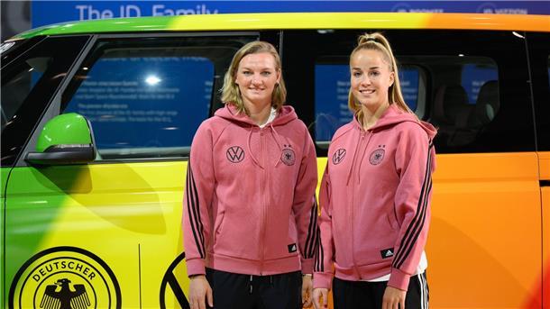 Die National-Spielerinnen Alexandra Popp (l) und Giulia Gwinn sind zu Gast bei „Wetten, dass..?