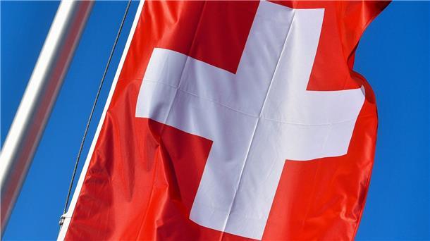 Chemieunfall in Zürich: Hunderte in Sicherheit gebracht Die Nationalflagge der Schweiz weht vor blauem Himmel. In Zürich kam es zu einem gefährlichen Zwischenfall.