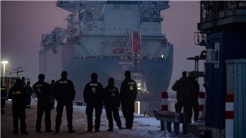 Die „Neptune“ fährt in den Hafen von Lubmin. Das Spezialschiff kann LNG aufnehmen, erwärmen und gasförmig machen.