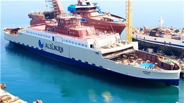 Die Elektrofähre "Nerthus" liegt im Hafen. 