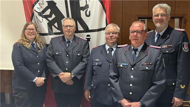 Die neu ernannte und ehemalige Kreisausbildungsleitung (von links): Sonja Heins, Heiko Zellin, Hans-Dieter von Elling, Ingo Evers und Kreisbrandmeister Peter Dettmer. Es fehlt Robert Rabe.