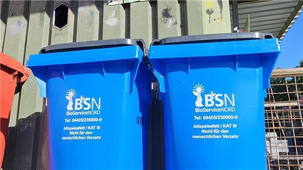 Im Kreis Rotenburg gibt es neue blaue Tonnen - und sie sind nicht für Papier Die neue Abgabemöglichkeit für Speisefette und -öle im Landkreis: Die blauen „OckoBoxen“ stehen auf den Entsorgungsanlagen in Helvesiek und Seedorf.
