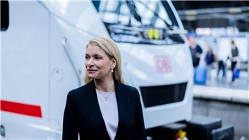 Die neue Bahnchefin, Evelyn Palla, will den Konzern neu aufstellen. (Archivbild)