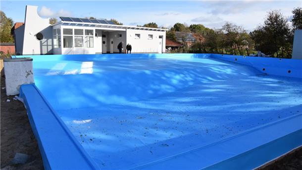 Die neue Beckenfolie ist nun im Selsinger Freibad ausgelegt, der sichtbarste Fortschritt auf der Baustelle.