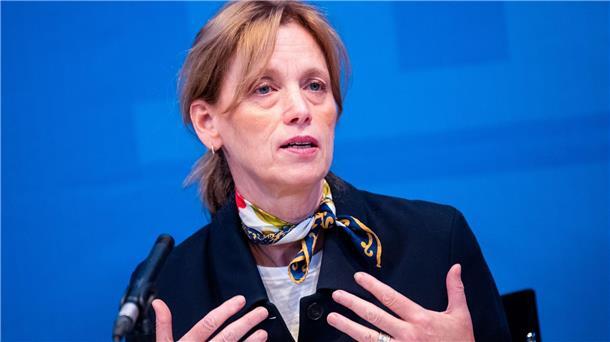 Die neue Bundesbildungsministerin Karin Prien (CDU) unterstützt ein Verbot der privaten Handynutzung an Grundschulen.
