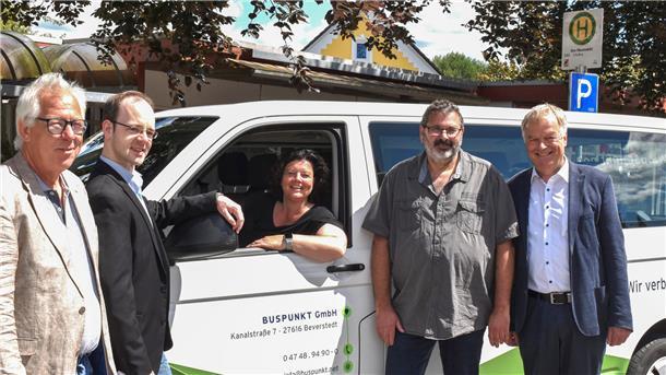 Bad Bederkesa: Auf neuer Linie 540 fährt schon bald der autonome Bus Vier Männer und eine Frau mit Bus.