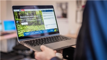 Person mit Laptop