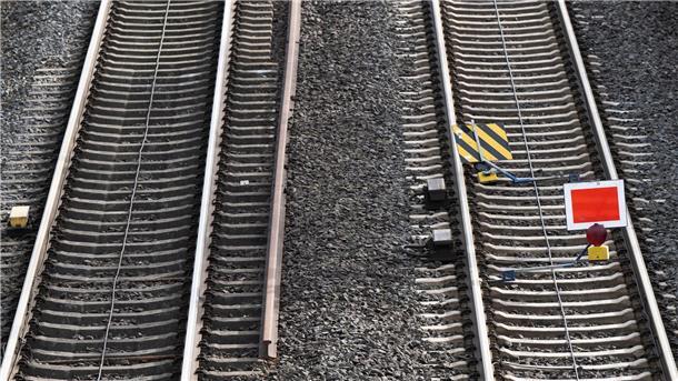 Bahnunternehmen klagen gegen höhere Schienennutzungsgebühren Die neue DB-Gesellschaft InfraGo hat kürzlich angekündigt, für 2024 und 2025 die Trassengebühren um durchschnittlich rund sechs Prozent anzuheben.